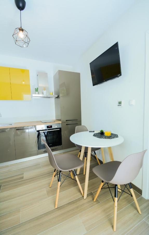 Apartment Grey&Yellow 자다르 외부 사진